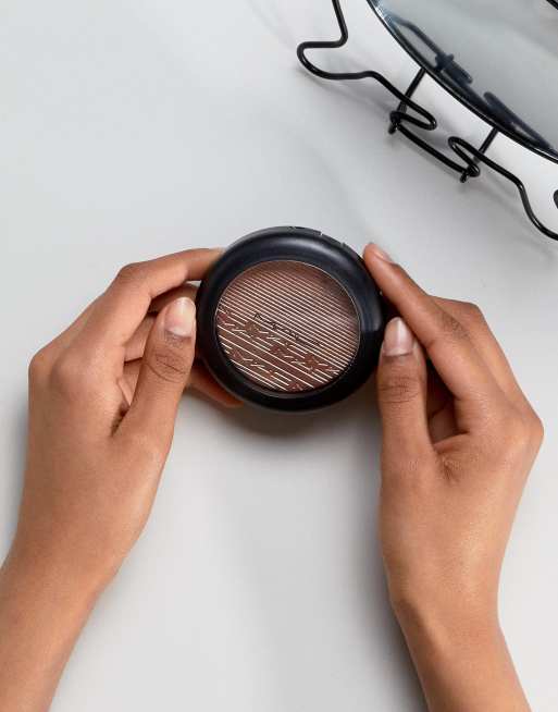 MAC – Extra Dimension Skinfinish – Rozświetlacz o płynno-pudrowej konsystencji – Superb, 4 z 4