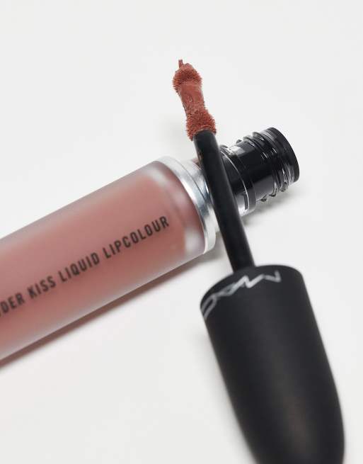 MAC – Powder Kiss – Pomadka w płynie w odcieniu Taken, 3 z 4