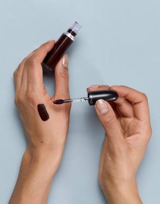 m a c retro matte liquid lip colour unformly fabulous Uniformly the lip colour combines esters and mattifying powders for a liquid MAC Uniformly Fabulous Retro Matte