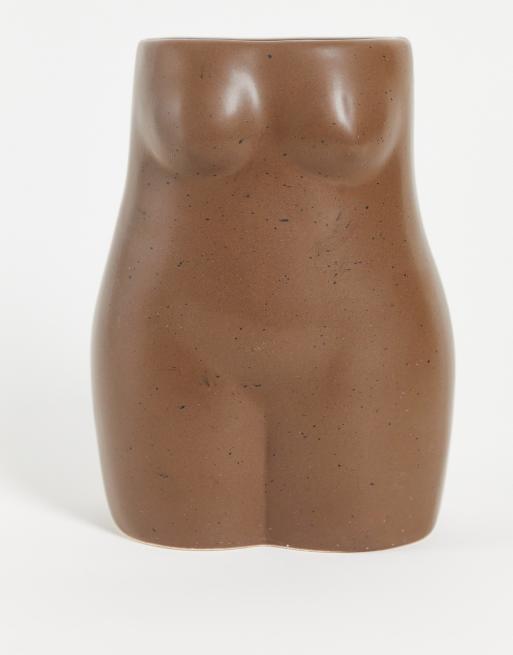 Macetero con forma de cuerpo de TYPO