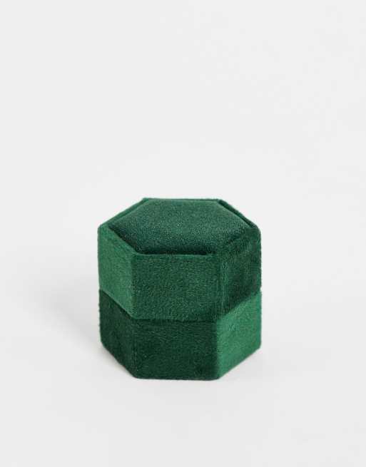 Madein. – Gepolsterte Ringschatulle aus grünem Samt