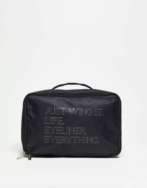 Madein. - Make-uptasje met 'Just wing it'-print in zwart