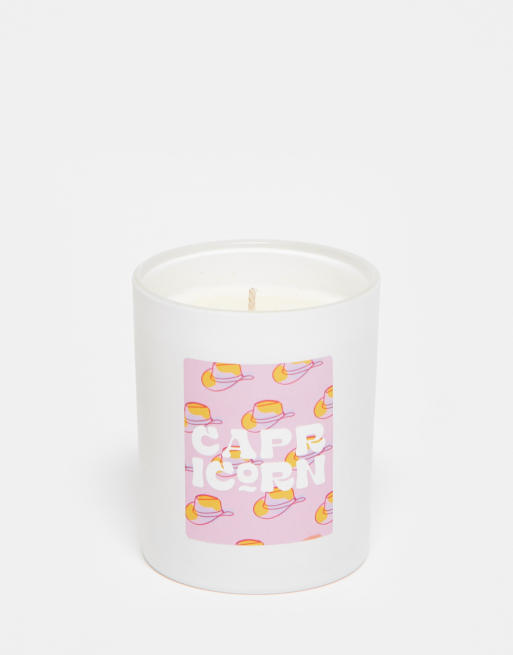 MAEGEN x ASOS – Exklusiv – Horoskop-Kerze mit „Capricorn“-Steinbock-Print – Vanille