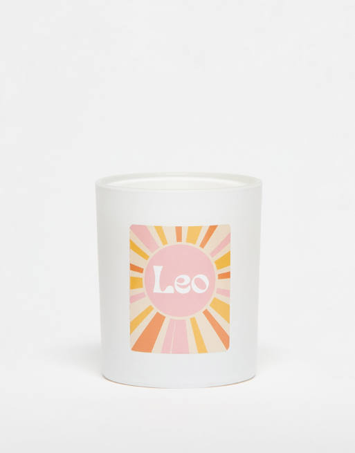 MAEGEN x ASOS – Exklusiv – Horoskop-Kerze mit „Leo“-Löwe-Print – Vanille