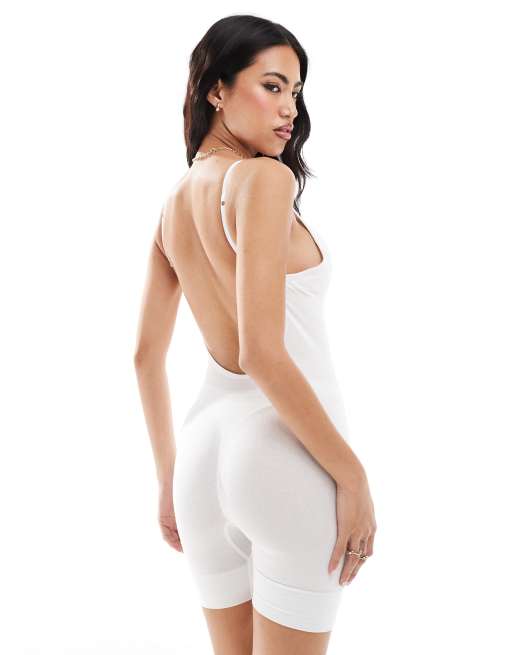 Magic Bodyfashion – Białe modelujące body z odkrytymi plecami i dołem o fasonie szortów