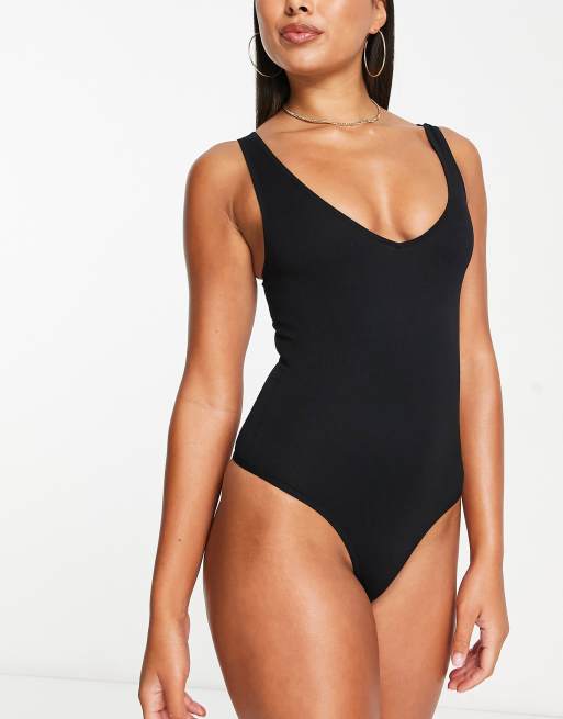 Magic Bodyfashion – Czarne, modelujące body prążkowane z dekoltem w szpic, dekoltem karo na plecach i dołem o fasonie stringów