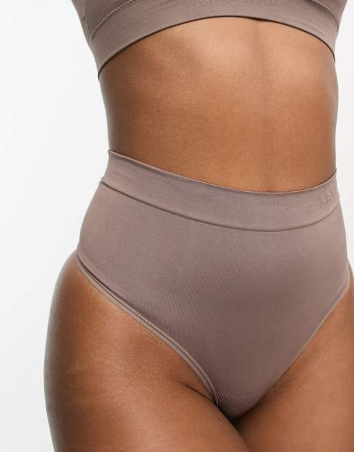 Magic - Bodyfashion - Espressobrun komfortabel shapewear-G-streng med medium formende effekt, 2 af 4
