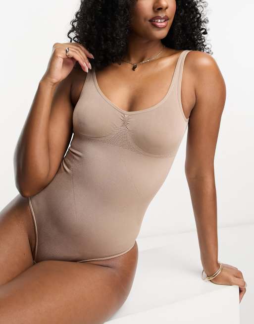 Magic Bodyfashion – Modelujące body z odkrytymi plecami i dołem o fasonie stringów w kolorze macchiato