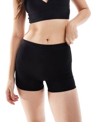 MAGIC - Bodyfashion - Shorts in Schwarz mit leichter Stützfunktion und tieferem Schnitt hinten