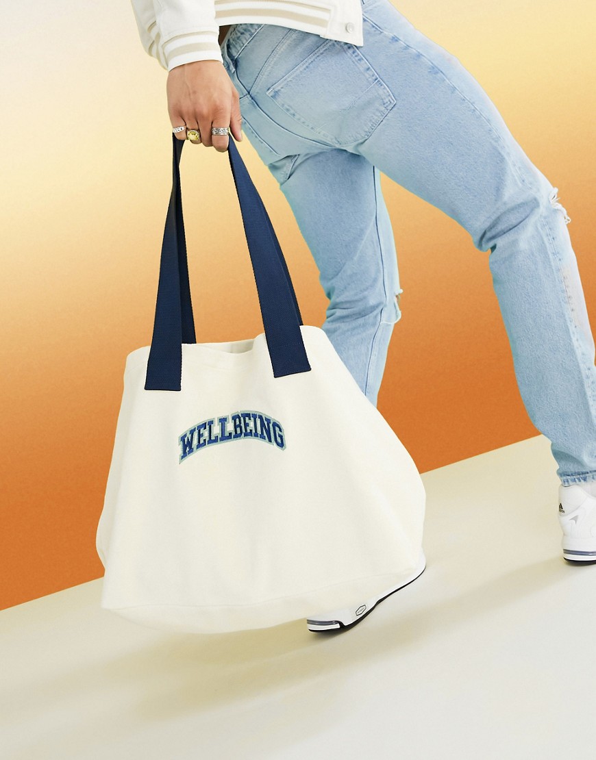 фото Махровая сумка-тоут в белом и синем цветах с надписью "wellbeing" asos design-многоцветный