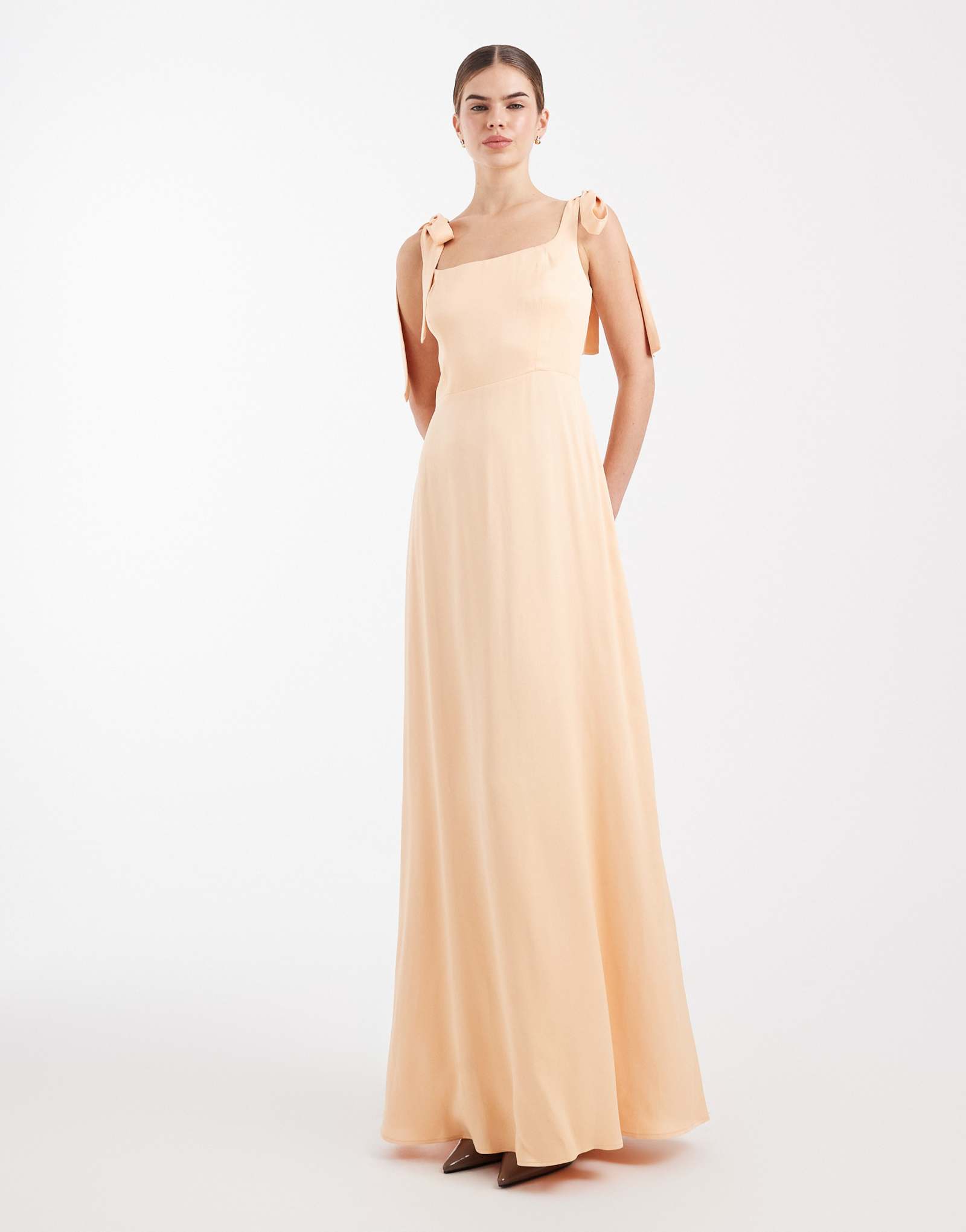 Горничные снимут мерку с макси-платья подружки невесты с завязками на плечах в виде лепестков заката