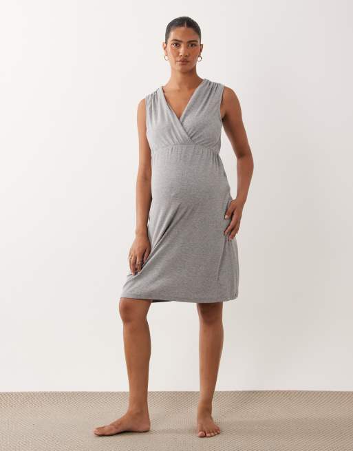 Mamalicious - Camisón premamá cruzado en gris jaspeado claro, 2 de 4