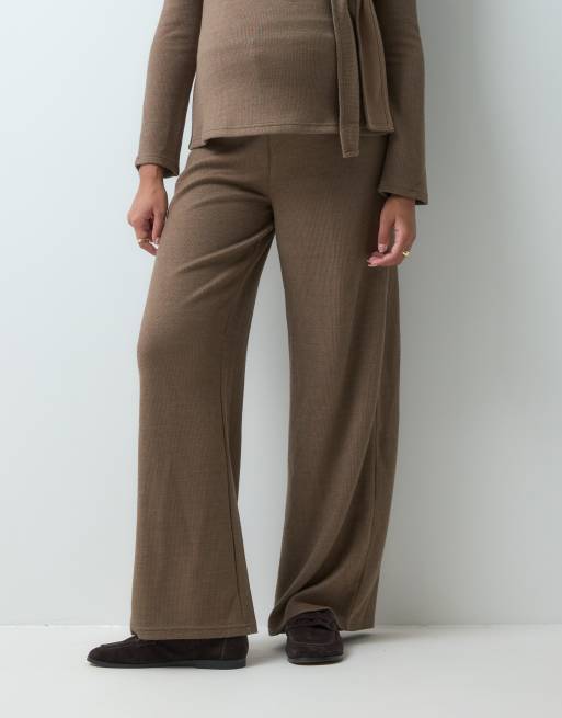 Mamalicious conjunto premamá de pantalones de punto de pernera ancha en marrón claro, 2 de 5
