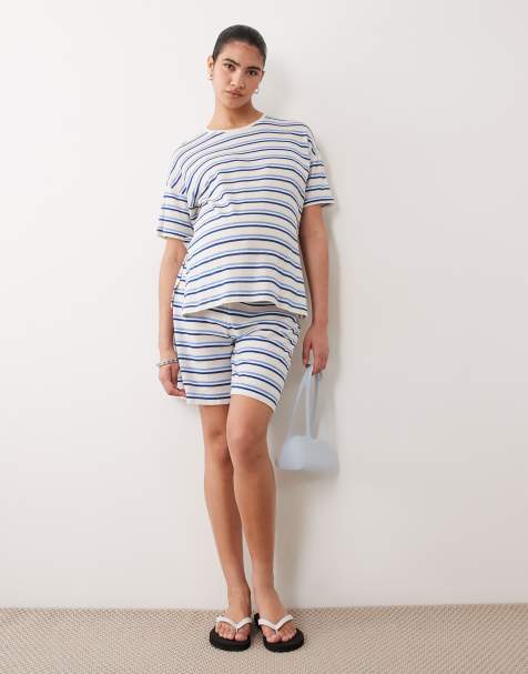 Mamalicious - Ensemble de grossesse en jersey texturé à rayures avec t-shirt oversize et short noué à la taille - Crème et bleu - view 1