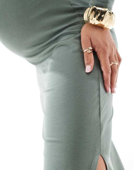 Mamalicious – Mammakläder – Khakifärgad bodycon-klänning i jersey och midilängd, 3 av 4