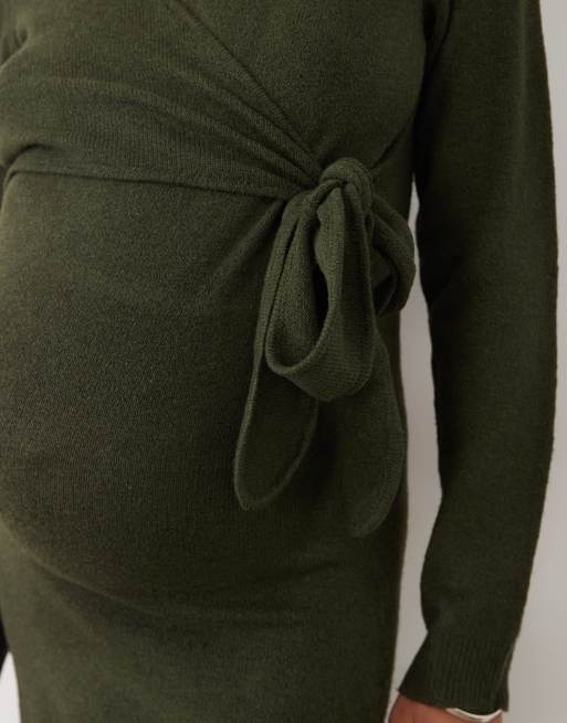 Mamalicious mammaklänning i stickad midi-längd med knut framtill i mörkgrön, 3 av 4