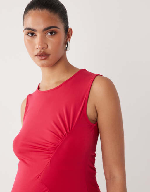 Mamalicious Maternity – Ärmelloses, anschmiegsames Midikleid in Rot mit seitlicher Raffung, 2 von 4