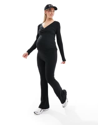 Mamalicious Maternity - Ausgestellte Umstandshose aus Jersey in Schwarz mit Überbauchbund, Kombiteil