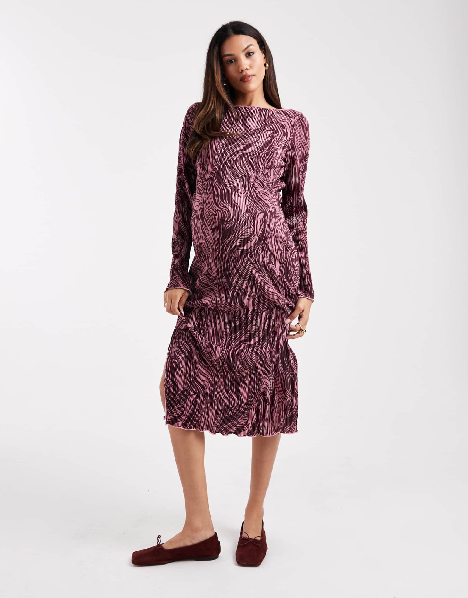 Платье миди из плиссе с вырезом лодочкой для беременных Mamalicious бордового и розового цветов с животным принтом