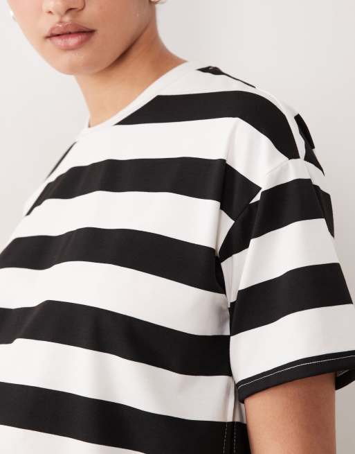Mamalicious Maternity boxy cropped split side t-shirt in wide black and cream stripe, 3 of 4