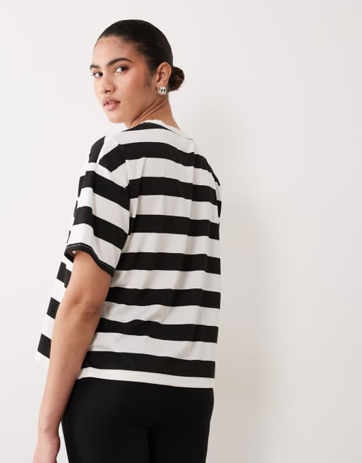 Mamalicious Maternity boxy cropped split side t-shirt in wide black and cream stripe, 4 of 4