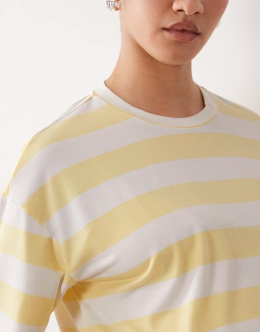 Mamalicious Maternity boxy cropped split side t-shirt in wide yellow and cream stripe, 3 of 4