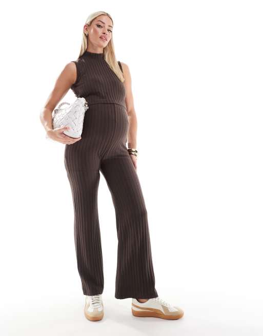 Mamalicious Maternity - Coordinato in maglia a coste marrone con pantaloni a zampa taglio corto con fascia sopra il pancione e top senza maniche