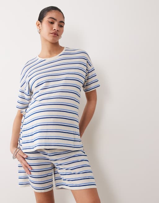 Mamalicious Maternity - Cremefarvet og blåstribet sæt i jersey med tekstur bestående af oversized T-shirt og shorts med bindebånd i taljen, 3 af 3