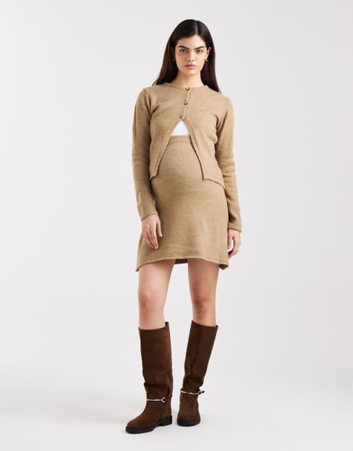 Mamalicious Maternity – Beżowy dzianinowy zestaw z kardiganem i spódnicą mini o fasonie zasłaniającym brzuch, 3 z 3