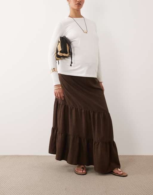 Mamalicious Maternity - Falda larga marrón chocolate escalonada de estilo boho con cordón ajustable en la cintura, 2 de 5