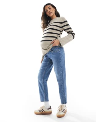 Mama. licious Maternity - Gerade geschnittene Jeans in mittelblauer Waschung mit Überbauchbund