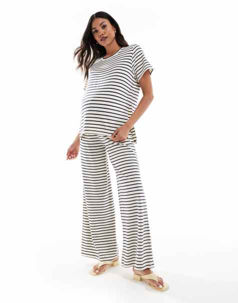 Mamalicious Maternity – Gestreiftes Jersey-Set in Cremeweiß und Marineblau, aus T-Shirt und weit geschnittener Hose - view 1
