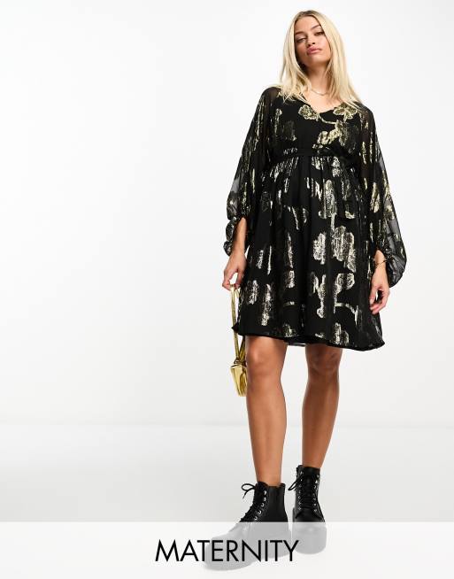 Mamalicious Maternity – Hängerkleid in Schwarz mit Print in Metallic-Optik