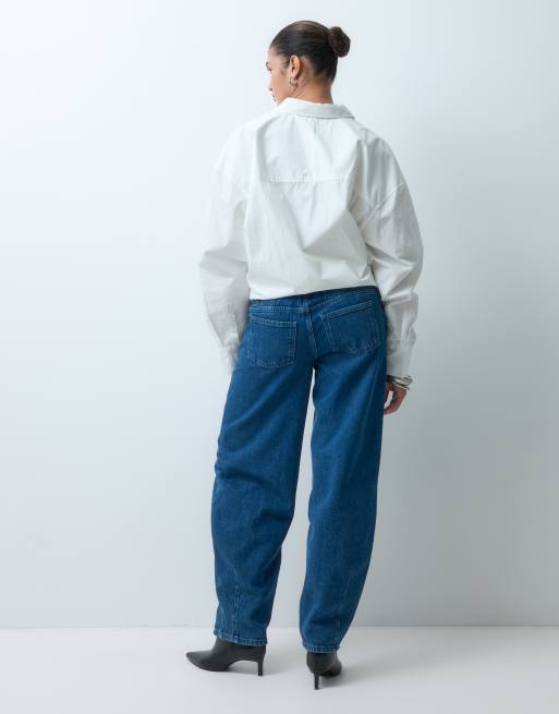 Mamalicious Maternity jeans med barrel leg under magen i mellanblå denim, 3 av 5