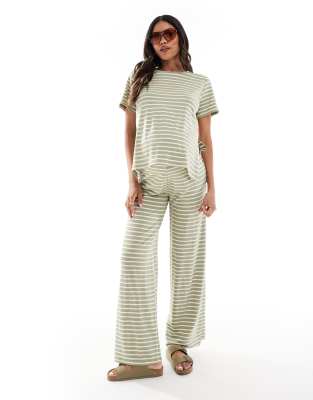 Mamalicious Maternity – Jersey-Set in gestreiftem Khaki, aus T-Shirt und weit geschnittener Hose - view 1