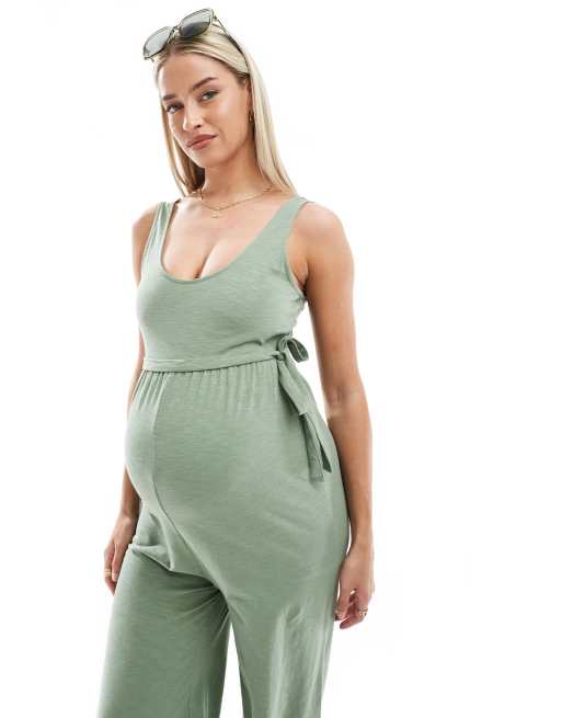 Mamalicious Maternity – Jumpsuit aus Jersey in Salbeigrün mit weitem Bein und Gürtel, Umstandsmode, 2 von 4