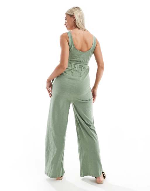 Mamalicious Maternity – Jumpsuit aus Jersey in Salbeigrün mit weitem Bein und Gürtel, Umstandsmode, 3 von 4