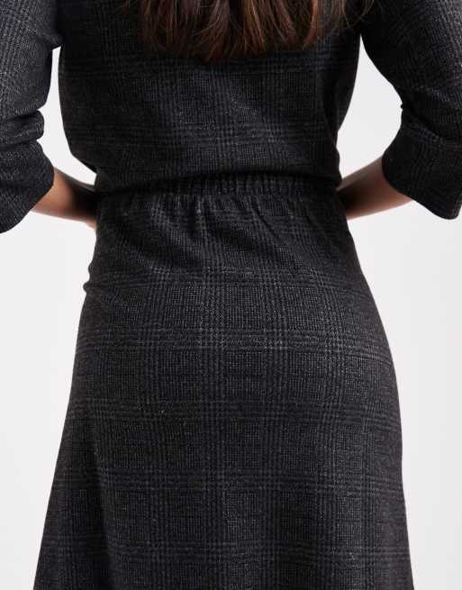 Mamalicious Maternity knitted mini skirt in grey check print (part of a set), 4 of 5