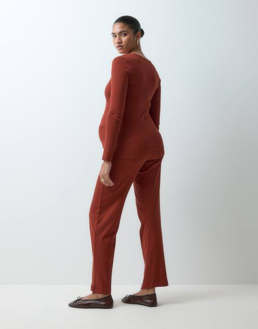 Mamalicious Maternity kraftigt ribbade vida byxor i set i burnt henna, 3 av 5