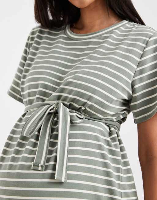 Mama.licious Maternity – Kurzärmliges, gestreiftes Stillkleid in Midilänge in Grün und Weiß mit Bindegürtel und 2 Stillfunktionen, 3 von 4