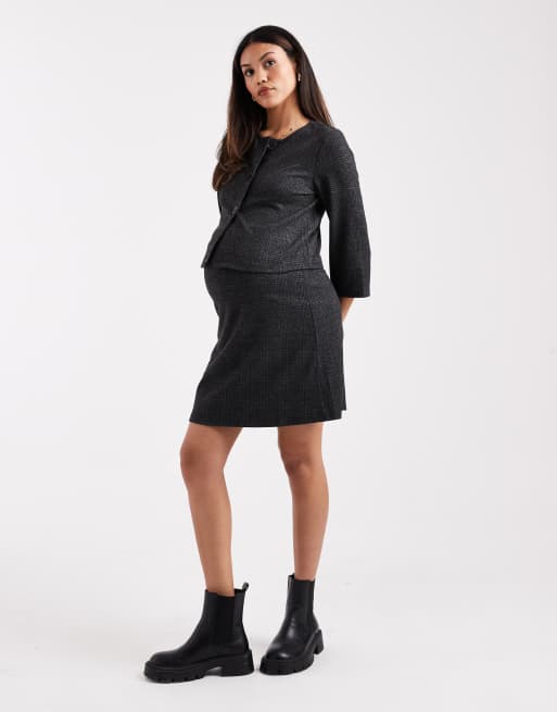 Mamalicious Maternity – Kürzeres Strickoberteil in Grau kariert mit Knopfleiste vorne, Kombiteil, 3 von 4