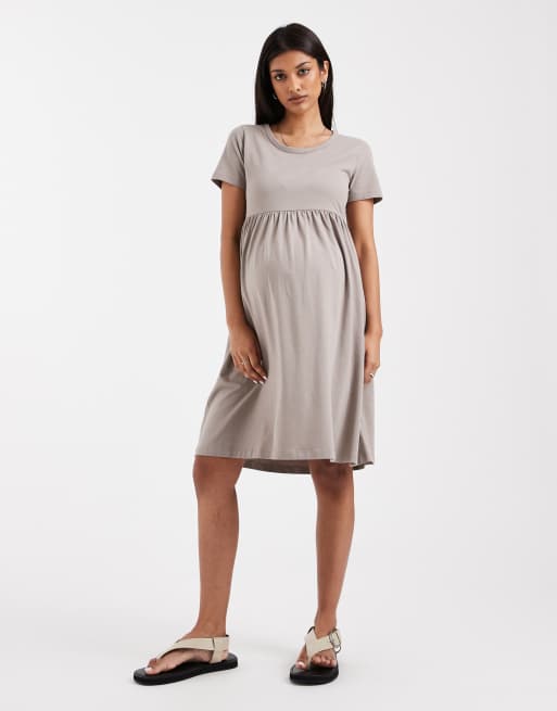 Mama.licious Maternity – Kurzes, gesmoktes T-Shirt-Kleid in Beige, Umstandsmode, 2 von 4