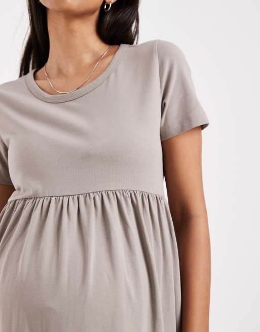 Mama.licious Maternity – Kurzes, gesmoktes T-Shirt-Kleid in Beige, Umstandsmode, 3 von 4