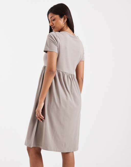 Mama.licious Maternity – Kurzes, gesmoktes T-Shirt-Kleid in Beige, Umstandsmode, 4 von 4