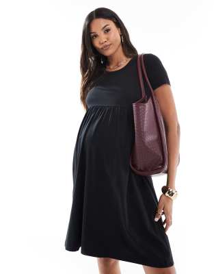 Mamalicious Maternity - Kurzes, gesmoktes T-Shirt-Kleid in Schwarz, Umstandsmode