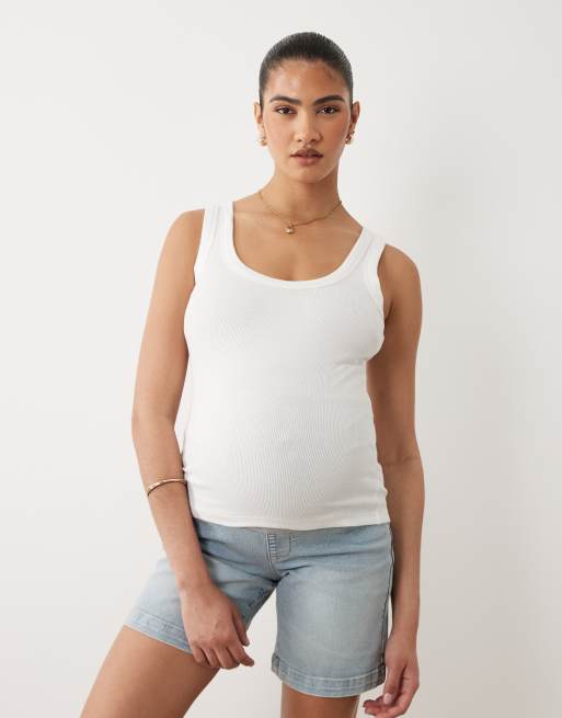 Mamalicious Maternity - Lange basis-denimshorts med taljekant over maven i lyseblå vask, 2 af 5