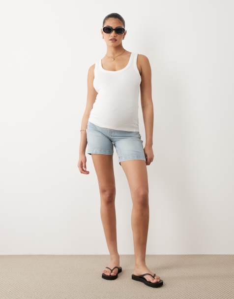 Mamalicious Maternity – Ljusblå, tvättade, enkla jeansshorts i lång modell med band över magen - view 1