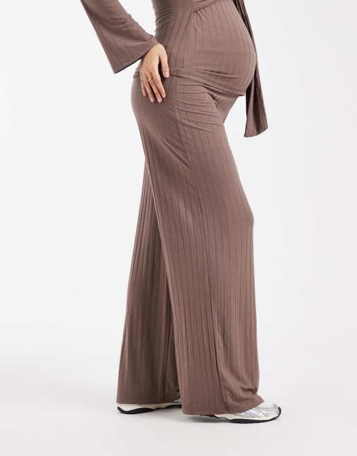 Mamalicious Maternity – Ljusbruna, ribbade byxor med vida ben i jersey, del av set, 4 av 5