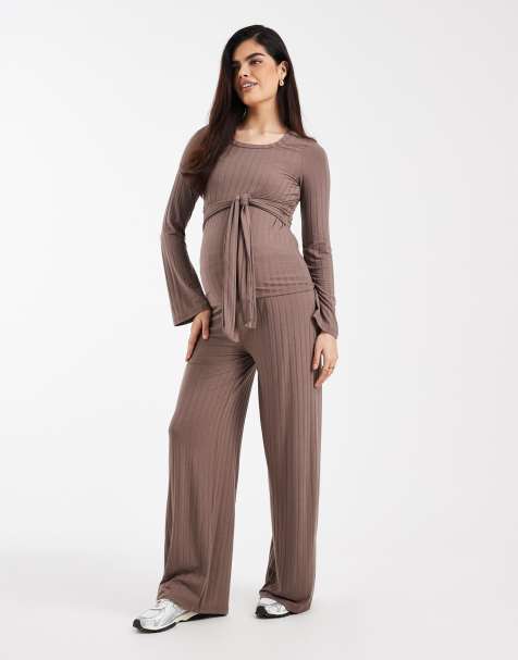 Mamalicious Maternity – Ljusbrunt, ribbat set med topp med långa ärmar och knytning och byxor med vida ben - view 1