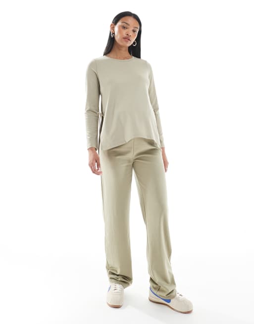 Mamalicious Maternity long sleeve side split top in beige (part of a set), 2 of 4